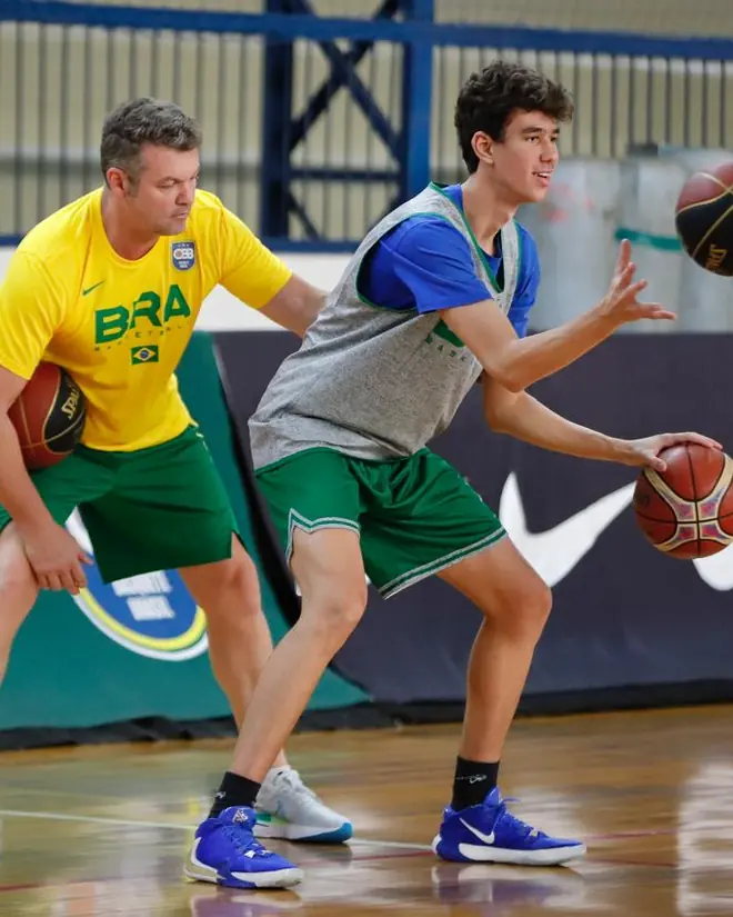 Fernando Jaeger orientando um atleta de basquete da seleção brasileira