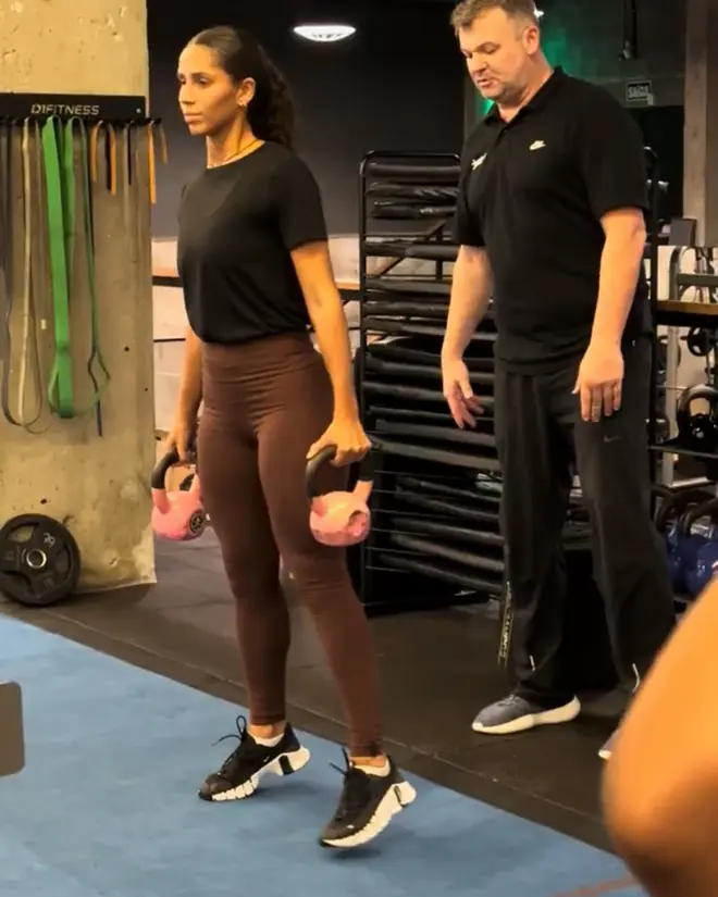 Fernando Jaeger acompanhando uma aluna em exercício com kettlebells