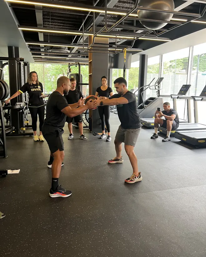 Alunos treinando em duplas, no mesmo horário, com exercícios diferentes