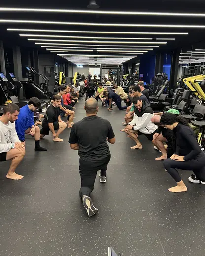Turma de alunos em aula prática de treinamento