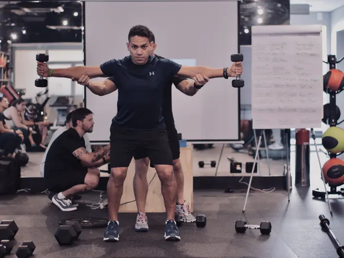 Aula prática com demonstração de exercício para alunos