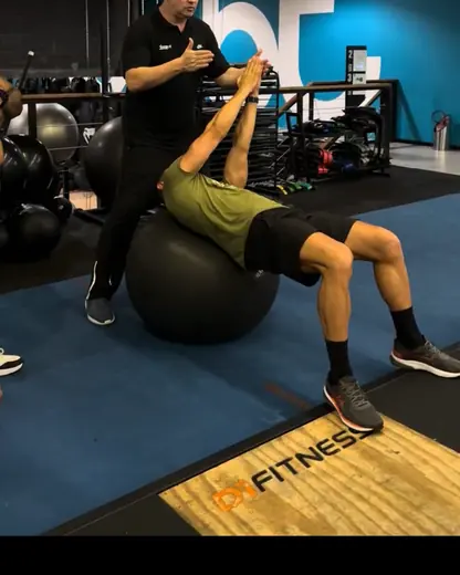 Fernando Jaeger orientando aluno em exercício com bola suíça